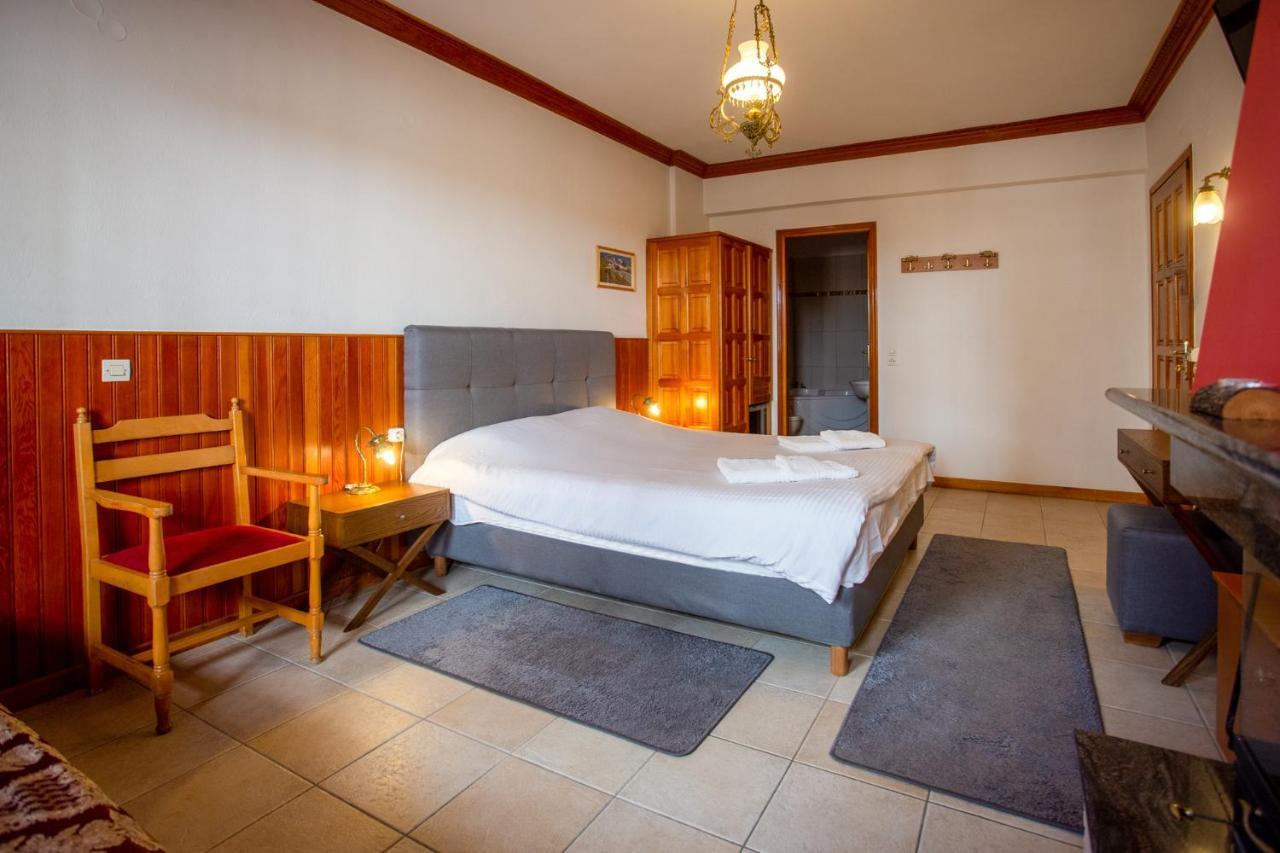 Hotel Adonis 멧소보 외부 사진